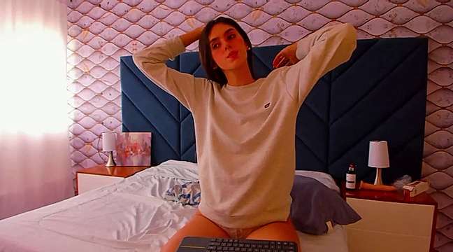 bella_hadid23 naked stripping on cam for live sex video chat