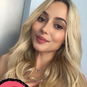 CrystalMooN4u naked before webcam in live video chat