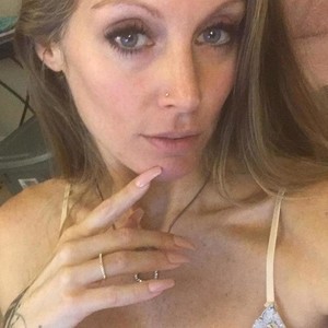 Danni_girl123 naked before webcam in live video chat