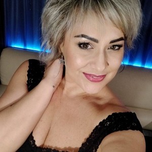 EllenRiplley naked before webcam in live video chat