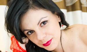 Gina_Love naked before webcam in live video chat