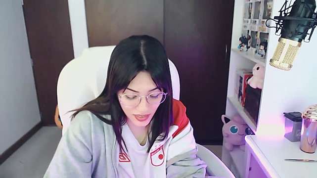 Hathorwarri0r naked stripping on cam for live sex video chat