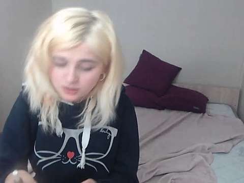 Julia_Young naked stripping on cam for live sex video chat