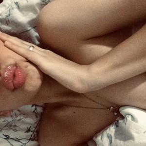 Kerina_cute naked before webcam in live video chat