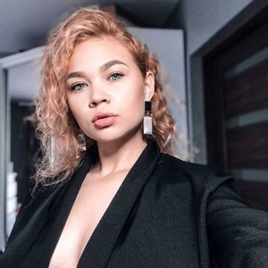Moon_UP naked before webcam in live video chat