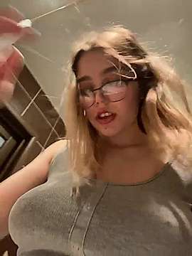 Nami_shoolgirl naked stripping on cam for live sex video chat