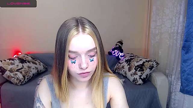 Olyahub naked stripping on cam for live sex video chat