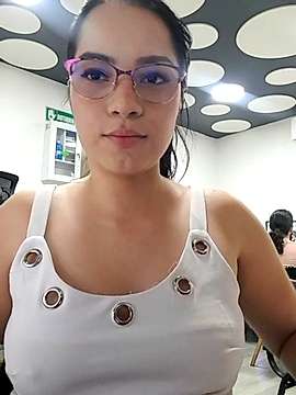 _queen_sofia naked stripping on cam for live sex video chat
