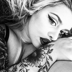 RaylleneRay naked before webcam in live video chat