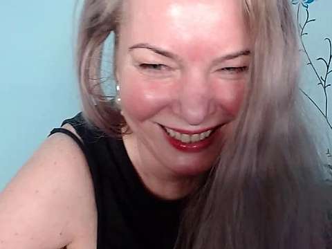 SalmaMuslimm naked stripping on cam for live sex video chat