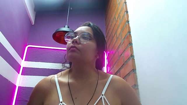 Samanta_straus naked stripping on cam for live sex video chat