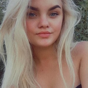 Smooth_Moon naked before webcam in live video chat