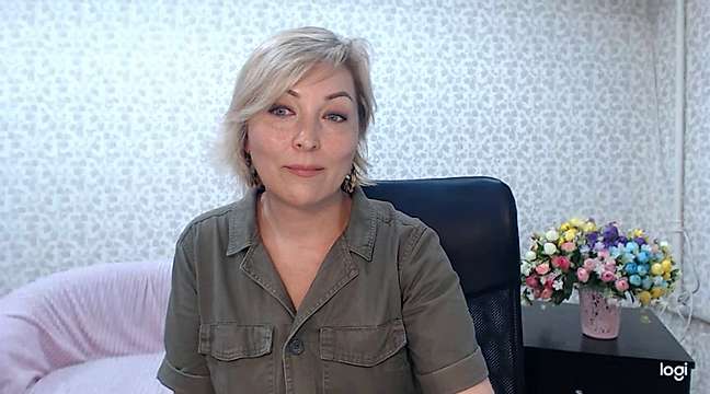 MaryRias naked stripping on cam for live sex video chat