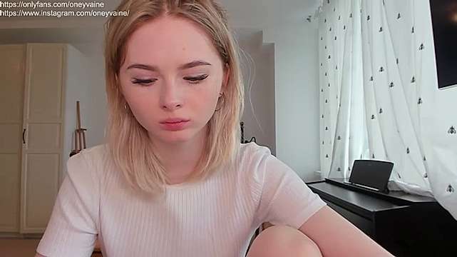 oneyvaine naked stripping on cam for live sex video chat
