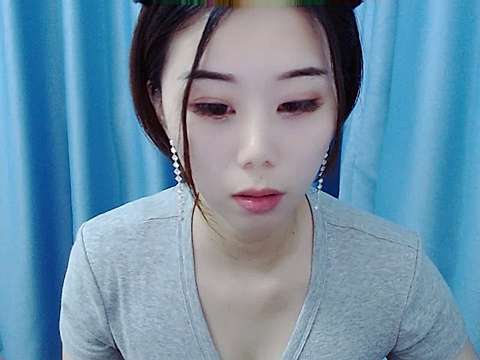 PrettyGiGi naked stripping on cam for live sex video chat