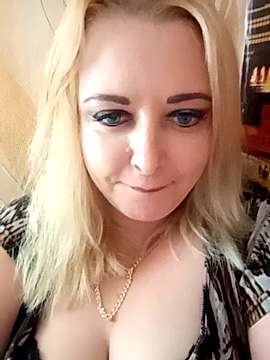 SindiHelen naked stripping on cam for live sex video chat