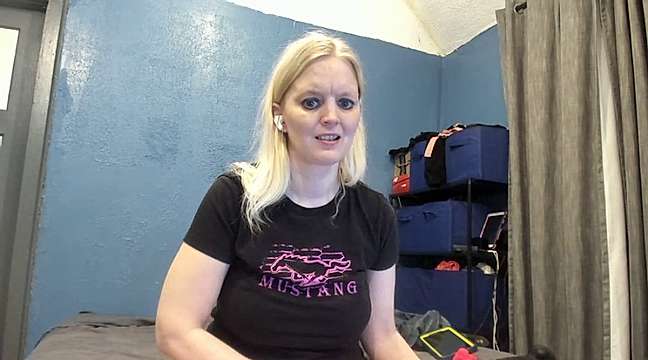 ChillyHicks naked stripping on cam for live sex video chat