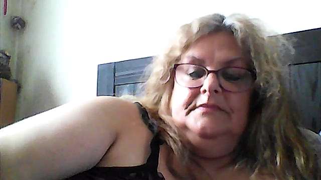 geilemilf naked stripping on cam for live sex video chat