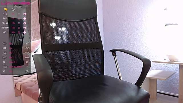 Jennifer_Kloee naked stripping on cam for live sex video chat