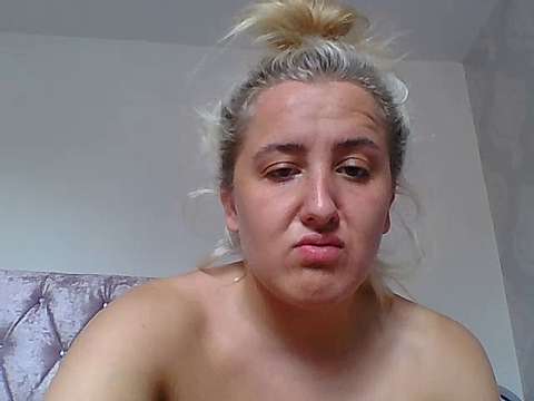 DaisyD_UK naked stripping on cam for live sex video chat