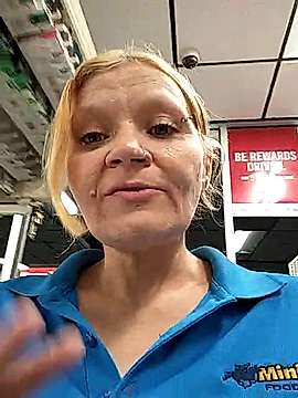 lindzybella naked stripping on cam for live sex video chat