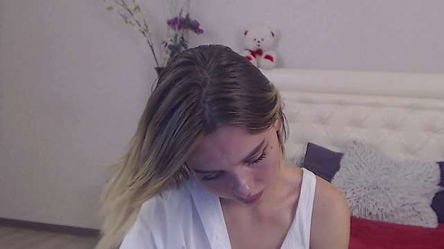 AlmaryKim naked stripping on cam for live sex video chat