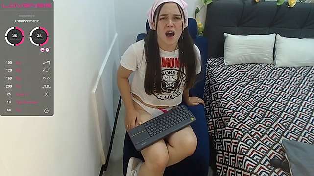 Emily_Paigee naked stripping on cam for live sex video chat