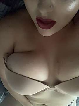 MileyGia naked stripping on cam for live sex video chat