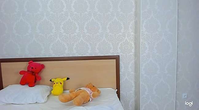 Akari_Yummi naked stripping on cam for live sex video chat