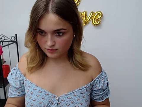 Beauty–Star naked stripping on cam for live sex video chat