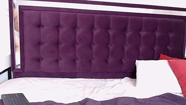 effywaifuu naked stripping on cam for live sex video chat