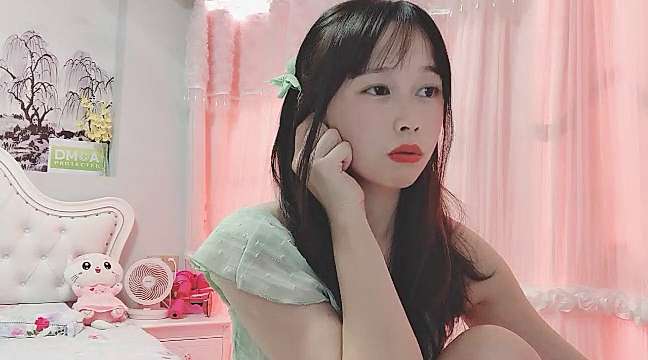 SarahLynnx naked stripping on cam for live sex video chat