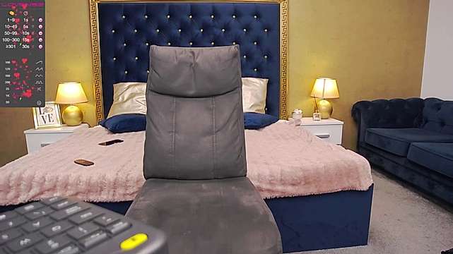 ScarlettQuate naked stripping on cam for live sex video chat