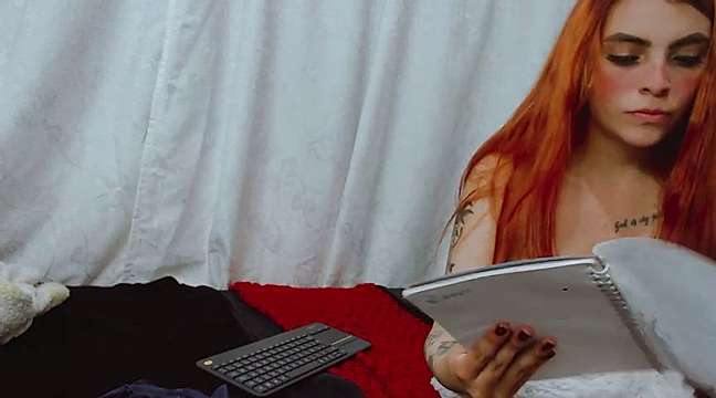 Wenn_Chris naked stripping on cam for live sex video chat