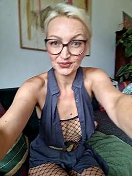 MiaWantsMore naked stripping on cam for live sex video chat
