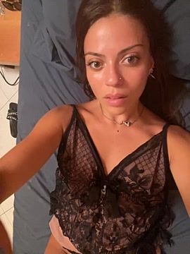 Chichi_love_ naked stripping on cam for live sex video chat