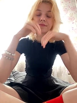 AnnaCutes naked stripping on cam for live sex video chat