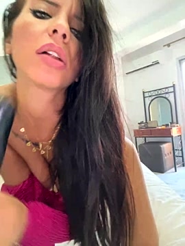 Niiaraah naked stripping on cam for live sex video chat
