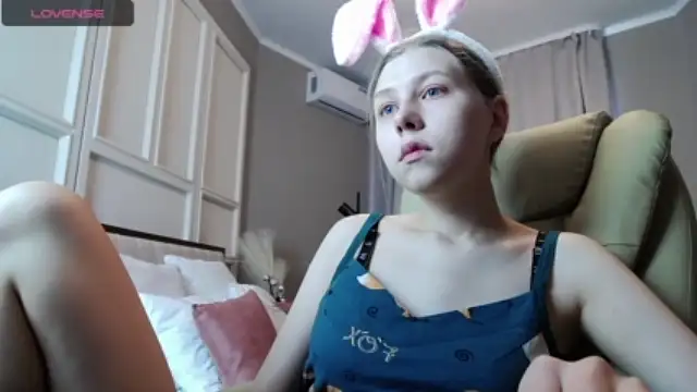 Almost_Virgin_ naked stripping on cam for live sex video chat