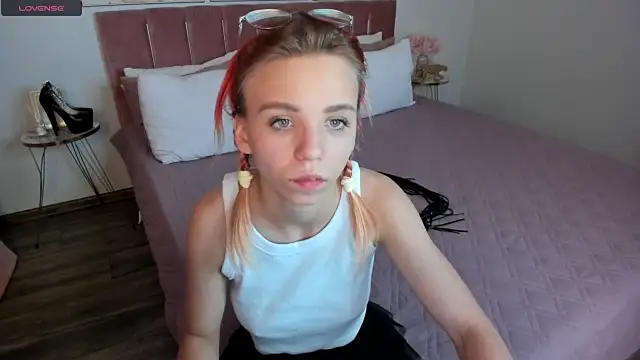 PippiLongstockings naked stripping on cam for live sex video chat