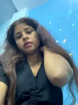 Cuttie-Pie naked stripping on cam for live sex video chat