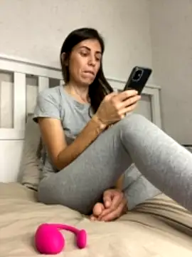 HotyWinter naked stripping on cam for live sex video chat