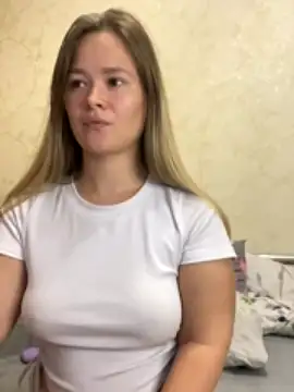 SweetCaramelleee naked stripping on cam for live sex video chat