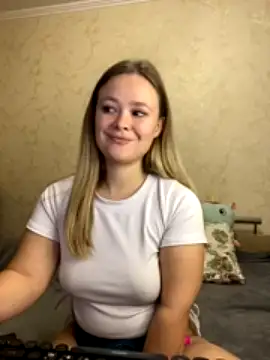 Caramelleeee naked strip on cam for live sex video chat
