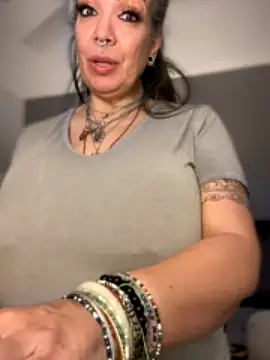 dieseldame1313 naked strip on cam for live sex video chat