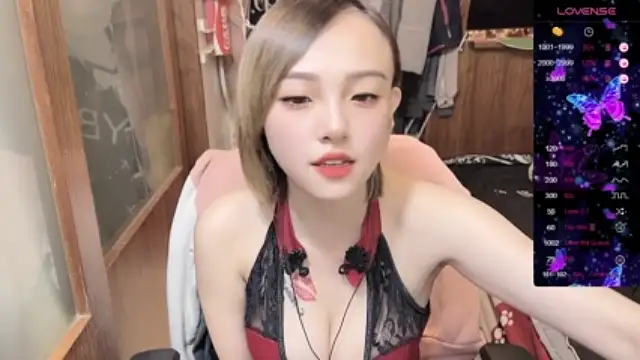 Khaleesi-ying naked strip on cam for live sex video chat