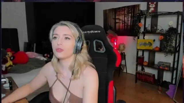 Lisaonthemoon naked strip on cam for live sex video chat