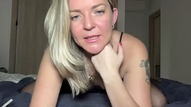 naughtyhollyxxxx naked strip on cam for live sex video chat