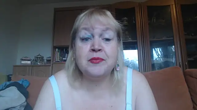 Blasflittchen naked strip on cam for live sex video chat