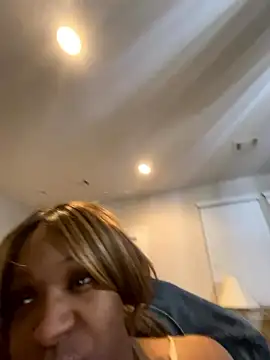 Chocolateminnie630 naked strip on cam for live sex video chat
